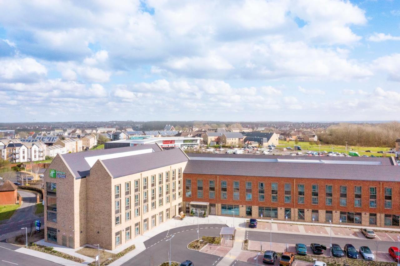 Holiday Inn Express Cambridge West - Cambourne By Ihg Exterior photo