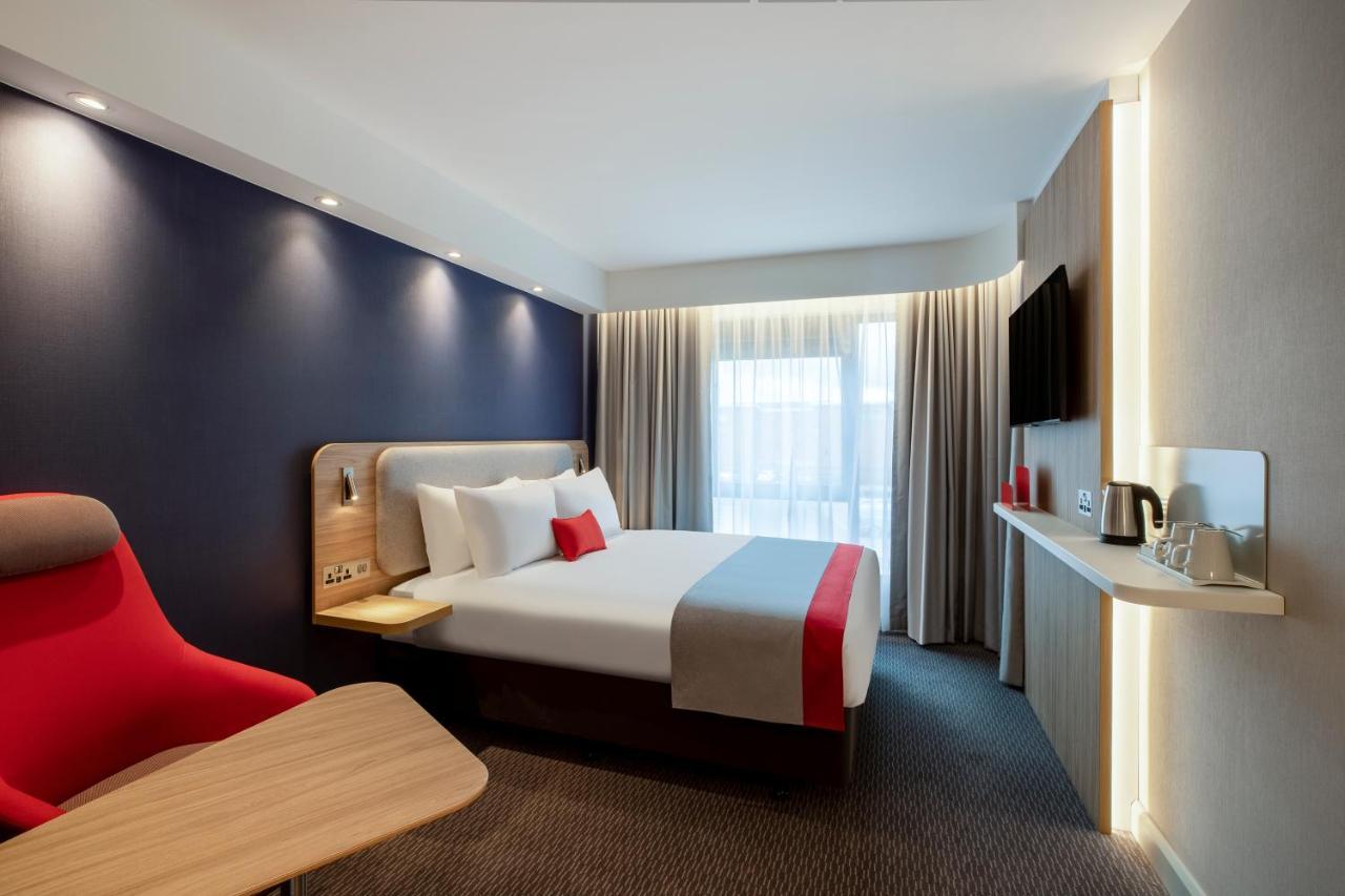 Holiday Inn Express Cambridge West - Cambourne By Ihg Exterior photo