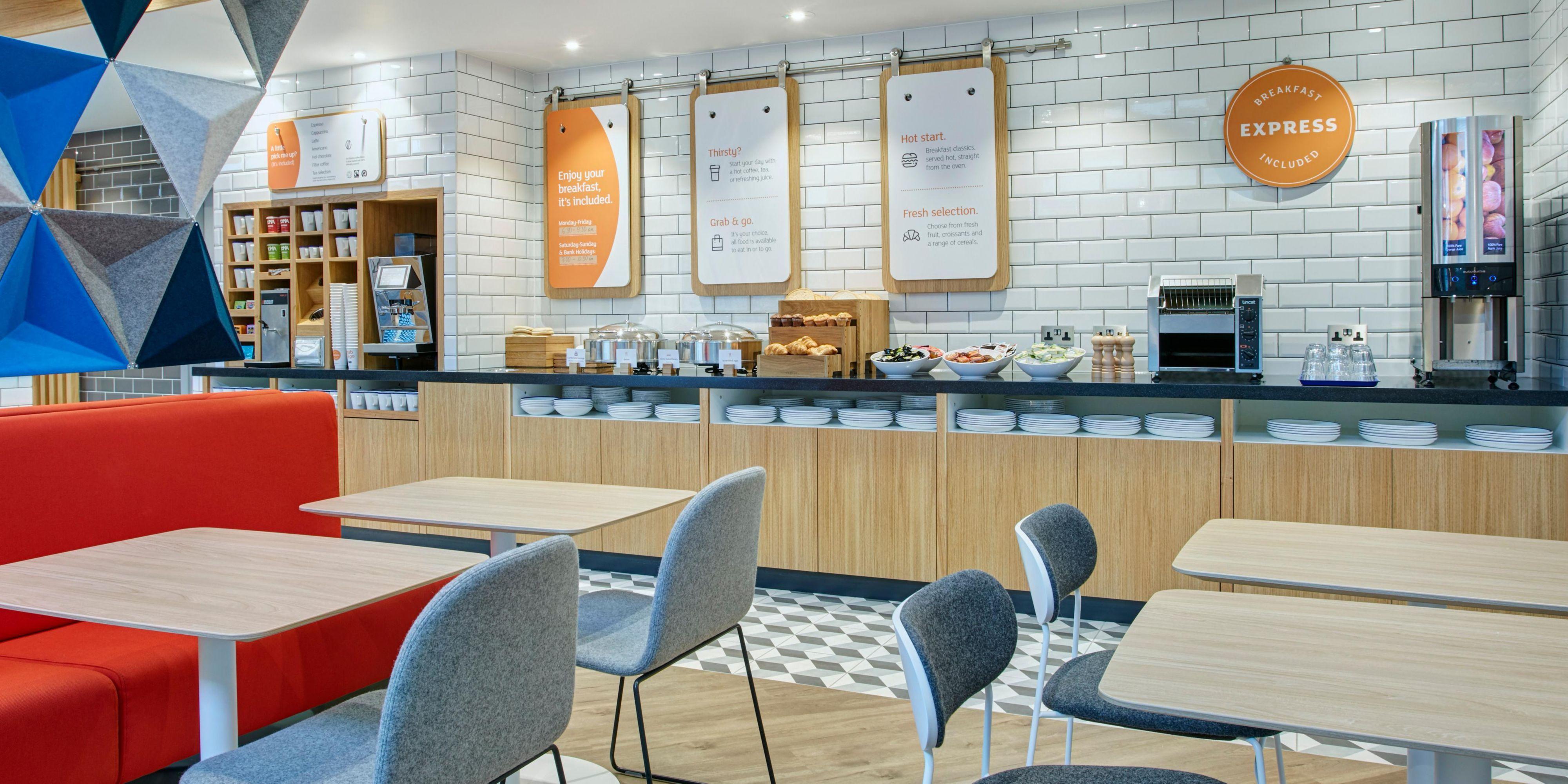 Holiday Inn Express Cambridge West - Cambourne By Ihg Exterior photo